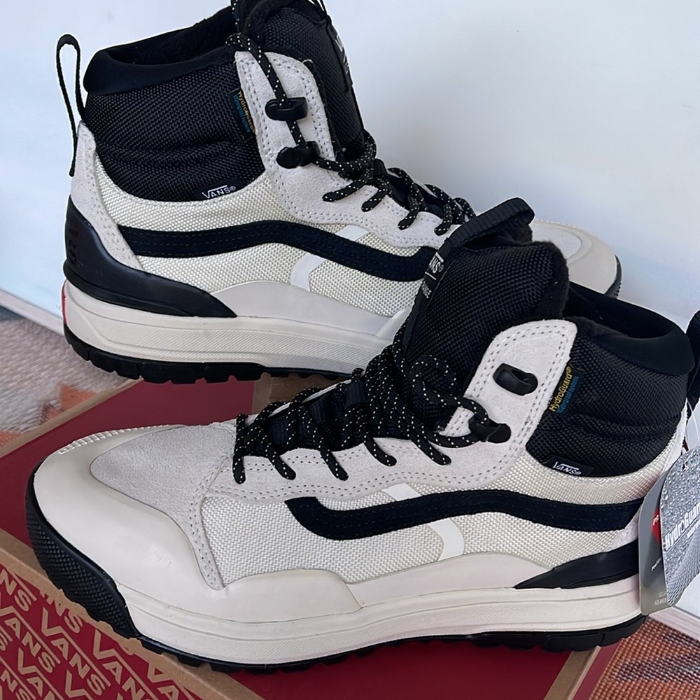 Vans WMNS Ultrarange Exo Hi Mte2 Marshmallow/Black
VN0A4BVSKIG
Sneakers Boots - Picture 7 of 16